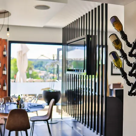 Hotel Logis Perla Riviera & Restaurant 3*