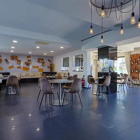 Logis Perla Riviera & Restaurant
